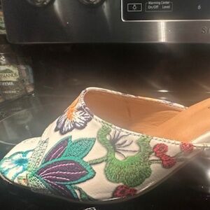 Beautiful Floral Design 2.5 inch Block Heel Sandal Pumps - Size 10 - Pre - Loved